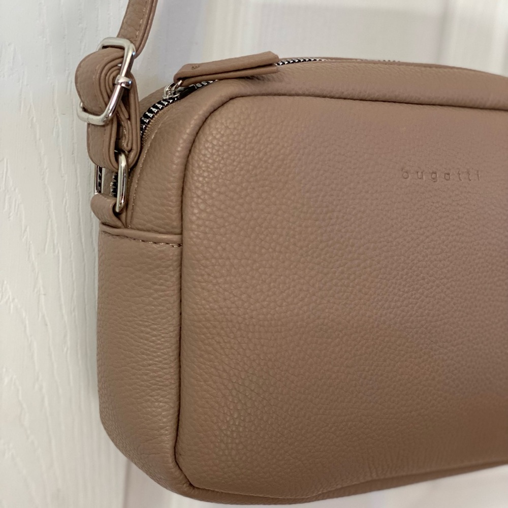 Bugatti women’s essentials crossbody bags excellent condition no damages. - Picture 3 of 7